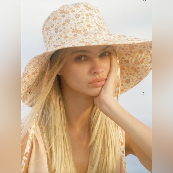 LACK OF COLOR HOLIDAY BUCKET HAT - PEACH BLOOM - Picture 1 of 6